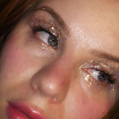 Messy Glitter Makeup Aesthetic, Messy Glitter Eye Makeup, Messy Glitter Makeup, Gliterry Aesthetic, Chunky Glitter Makeup, Messy Party, Glittery Makeup, Sparkle Makeup, Sparkly Eyeshadow