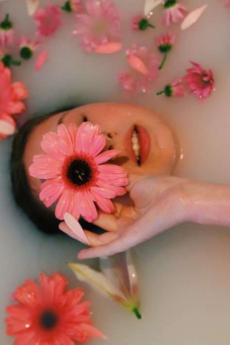 Milk Bathtub Photoshoot, Bathtub Flower Photoshoot, Flower Tub Photoshoot, Tik Tok Photoshoot Ideas, Milk Bath Flowers Photography, Milk Bath Poses, Aesthetic Bathtub Pictures, Flower Bath Photography, Milk Flower Bath