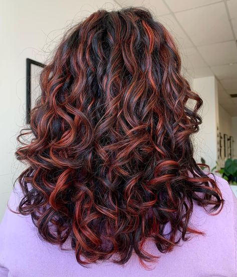 Highlight For Brown Curly Hair, Brown With Red Undertones Curly Hair, Brown Red Balayage Curly Hair, Curly Red Highlighted Hair, Hair Color For Curly Hair Highlights, Curly Red Hair Dyed Highlights, Red Hair For Curly Hair, Red Curly Hair Balayage, Wavy Curly Hair Color Ideas