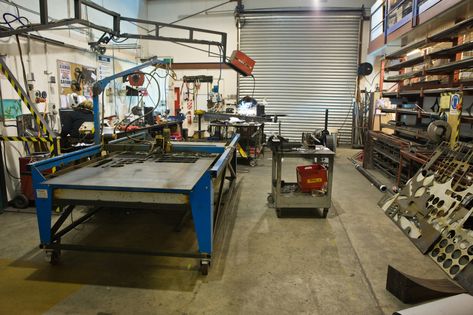 Weta Workshop Welding Bay Welding Workshop Layout, Metal Workshop Layout, Welding Shop Ideas, Welding Workshop, Smart Factory, Welding Jig, Garage Workshop Plans, Workshop Layout, Plasma Table