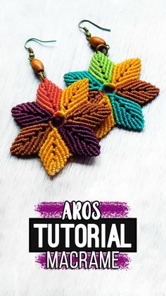 #craft #choker #gargantilla #collar #pulsera #bracelet #friendshipbracelet #bracelets #macrame #hiloencerado #colores #artesania #artesana #diy #doityourself #comosehace #comohago #hazlotumismo #tutorial #tutoriales #manualidades #manualidad #temuco #chile #youtuber #facil #easy #quick #rapido #gift #idea #comohacer #aros #earrings #howto #hippie #chic #otoño #autumn #flower #flor Macrame Earrings Tutorial, Macrame Jewelry Tutorial, Tutorial Macramé, Makramee Diy, Crochet Jewelry Patterns, Crochet Earrings Pattern, Macrame Knot, Macrame Patterns Tutorials, Micro Macramé