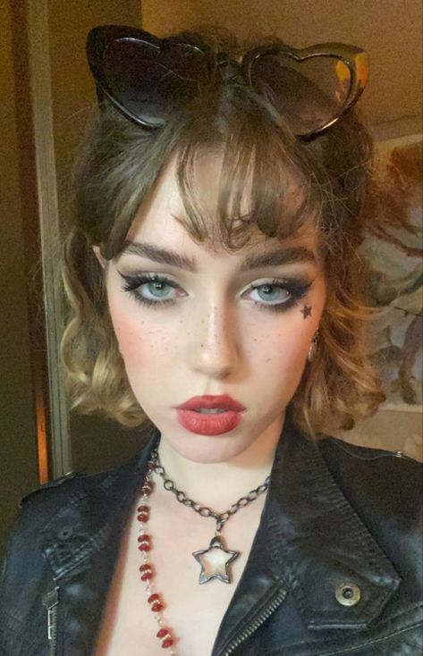 90s Grunge Aesthetic Makeup, Concert Makeup Grunge, 2000s Rockstar Makeup, Cool Concert Makeup, Mitski Makeup Looks, 90s Type Pretty Makeup, Casual Punk Makeup, Grunge Festival Makeup, Fun Grunge Makeup