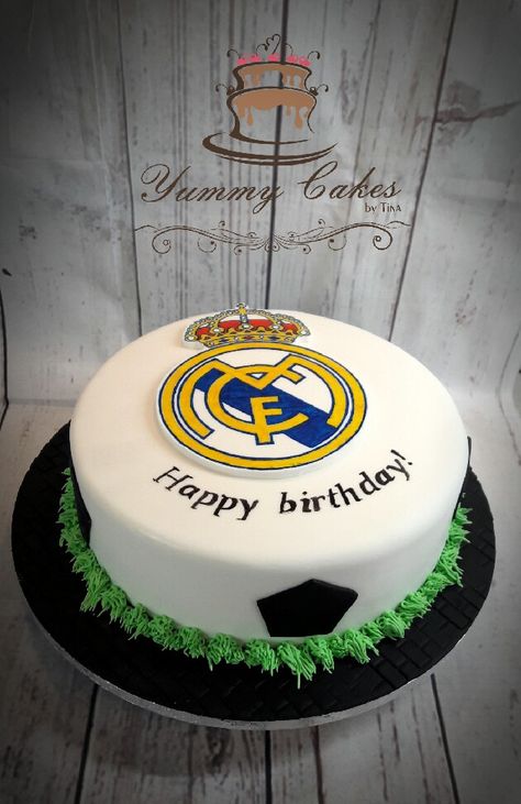 Football Cake Real Madrid, Real Madrid Torte, Ronaldo Cake Design, Real Madrid Cake Ideas, Pastel Real Madrid, Real Madrid Birthday Cake, Bolo Real Madrid, Escudo Real Madrid, Tarta Real Madrid