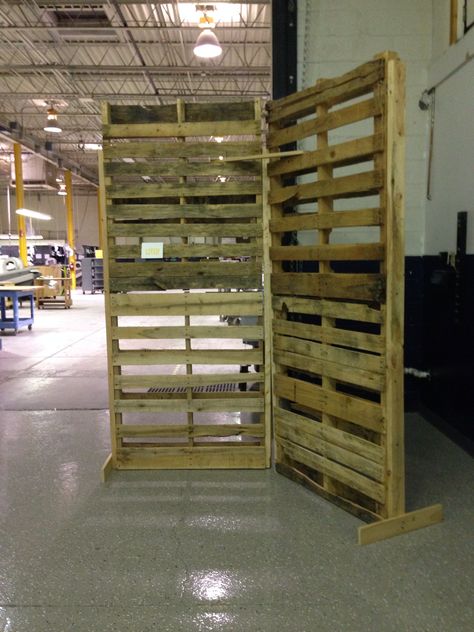 Pallet wall constructed by Utley Brothers Printing Palette Display, Pallet Backdrop, Pallet Pictures, Vendor Booth Display, Pallet Display, Diy Pallet Wall, Pallet Walls, Pallets Diy, Fair Booth