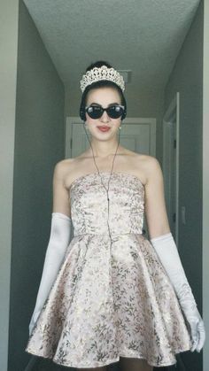 35+ '90s Fashion Trends That We Never Thought Would Be Fashionable Again, But They Are Princess Of Genovia, Iconic Halloween Costumes, Classy Halloween Costumes, Princess Halloween Costume, 90s Costume, Pretty Halloween Costumes, Pretty Halloween, Disney Halloween Costumes, Trendy Halloween Costumes