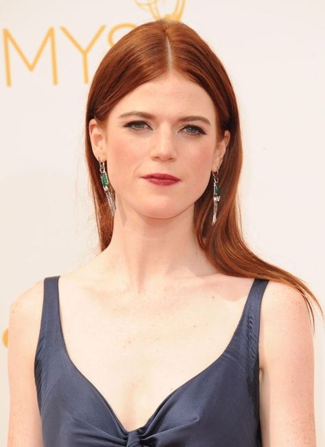 Rose Leslie at arrivals for The 66th Primetime Emmy Awards. Discover the fiery allure of natural redhead celebrities! From breathtaking beauty to undeniable charisma, these 10 redheaded stars will leave you in awe. Embrace the magic of red hair color as we celebrate the distinct charm and natural allure of these stunning individuals. Get inspired by their unique and captivating looks and join the redhead revolution today! Lindsay Lohan Hair Red, Pale Auburn Hair, Medium Red Hair Styles, Natural Looking Red Hair Color, Redhead Celebs, Natural Red Heads, Red Head Celebrities, Natural Red Head, Lindsay Lohan Hair