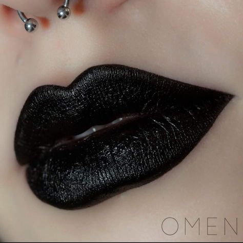 Purple Black Lipstick, Black Lips Aesthetic, Black Lipstick Aesthetic, Gothic Lipstick, Black Lipgloss, Halloween Lipstick, Black Lipstick Makeup, Black Eye Shadow, Vampy Lipstick