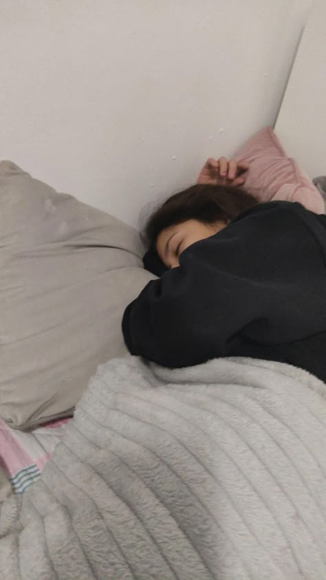 Sleeping Girl Snaps, Sleeping Girl Aesthetic, Girl Sleeping Aesthetic, Sleeping Snap, Sleep Snap, Sleeping Girl, Goth Outfit Ideas, Hands Photos, How To Stop Snoring