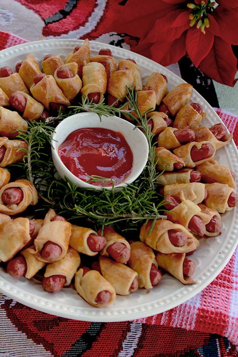 Mini sausage Christmas wreath | marmite et ponpon Sausage Roll Wreath, Mini Sausages, Sausage Platter, Christmas Nibbles, Santa Breakfast, Christmas Sausage, Sausage Appetizers, Christmas Appetizers Easy, Christmas Eats