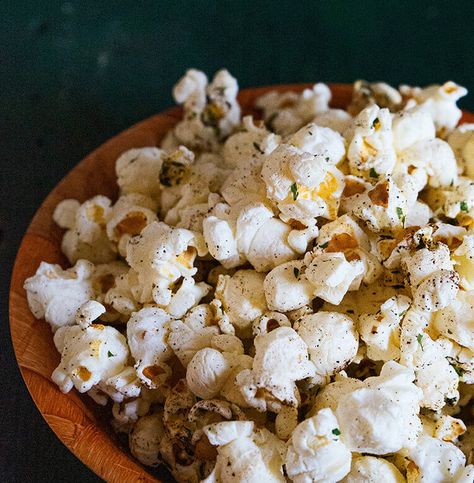 Black Garlic Recipes, Garlic Popcorn, Popcorn Recipes Easy, Easy Popcorn, 5 Minute Meals, Popcorn Recipe, Black Garlic, Butter Popcorn, Pop Popcorn