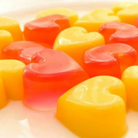 Cheerful jelly hearts Jello Candy Recipe, Chocolate Yogurt Dip, Jello With Fruit, Finger Foods For Kids, Jelly Hearts, Grandmothers Kitchen, Candy Truffles, Fruit Roll Ups, Jello Recipes