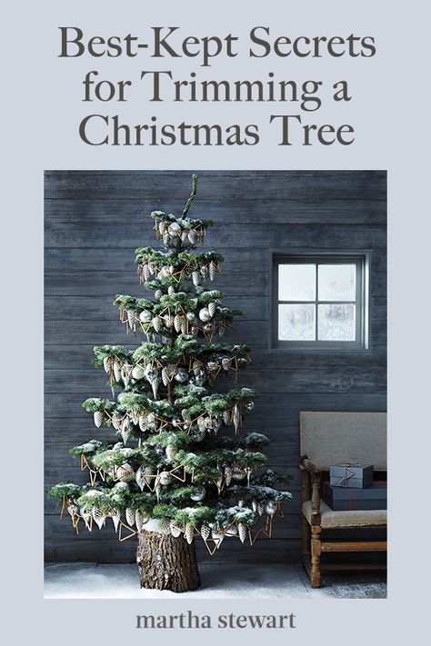 There's no wrong way to decorate a tree, but if you want to emulate our style as seen in Martha Stewart Living, follow these steps. #marthastewart #christmas #christmastree #holidaydecor Martha Stewart Christmas Tree, Martha Stewart Holiday, New England House, Martha Stewart Christmas, Decorating A Christmas Tree, England House, Tinsel Christmas Tree, Live Christmas Trees, Log Cabin Decor