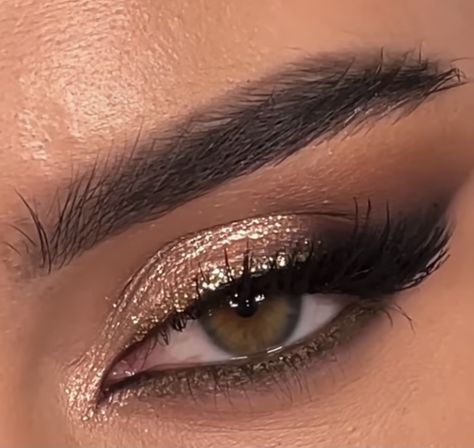 Brown Smokey Eye Glitter, Makeup Looks Black And Gold, Dark Gold Eyeshadow, Prom Makeup Brown Eyeshadow, Dark Gold Eye Makeup, Gold Makeup For Blue Eyes, Smokey Eye With Gold Glitter, Gold Sparkle Eye Makeup, Black And Gold Makeup Looks For Prom