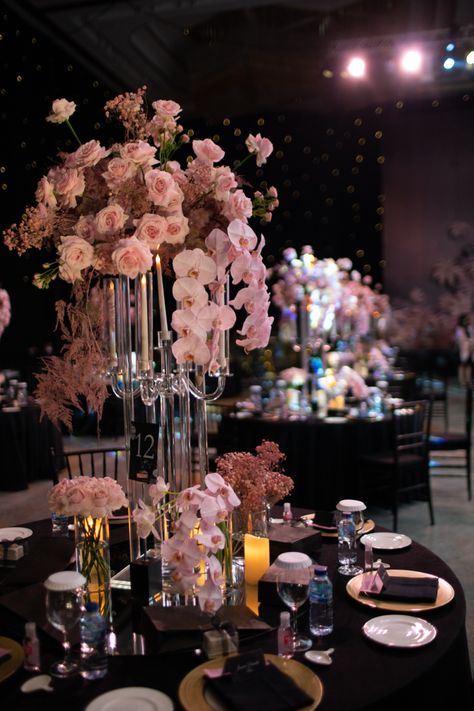 Decor: Royaldesign Stylist: Lxe moments Lighting: Lumens Modern Black & Pink Wedding Decoration Pink Black Wedding Ideas, Black And Peach Wedding Decor, Pink Black And Gold Wedding Decor, Blush Pink And Black Wedding Receptions, Black And Blush Wedding Decor Centerpiece Ideas, Pink Wedding Theme Black People, Pink Grey And Black Wedding Color Schemes, Blush Pink And Black Wedding Cake, Black White And Pink Wedding Reception