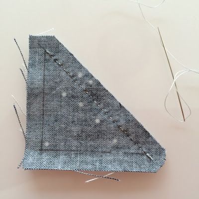 http://www.charmaboutyou.com/2016/01/hand-piecing-quilt.html Easy Hand Quilting, Hand Quilting Technique, Hand Pieced Quilts, Hand Piecing, Fabric Origami, Paper Quilt, Quilt Sewing Patterns, Applique Quilt Patterns, Quilt Block Pattern