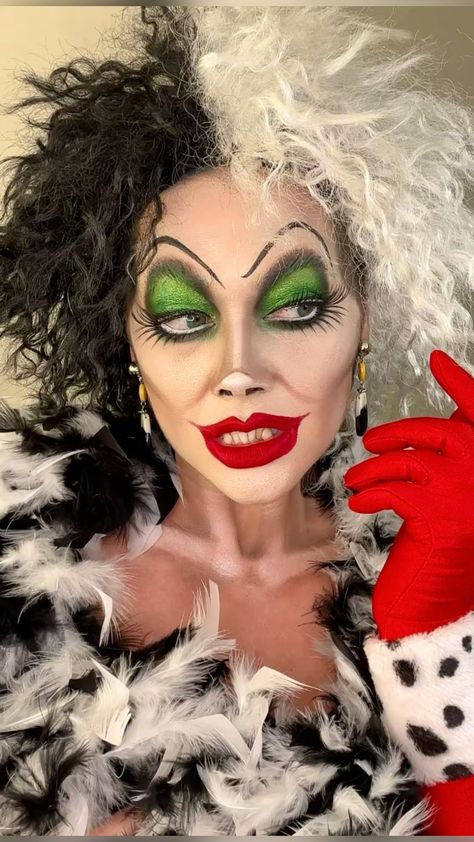 Disney Villains Makeup Ideas, Cruella Makeup Looks, Cartoon Characters Makeup, Cruella Halloween Makeup, Disney Villian Makeup, Cruelly Devil Makeup, Disney Characters Makeup, Cruella Makeup Halloween, Cruella Deville Costume Makeup