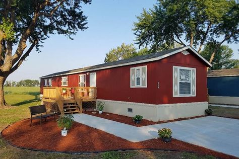 Trailer Remodel Single Wide Exterior, Mobile Home Landscaping Ideas, Mobile Home Landscaping, Mobile Home Redo, Double Wide Home, Mobile Home Exteriors, Mobile Home Makeovers, Mobile Home Renovations, Single Wide Mobile Homes