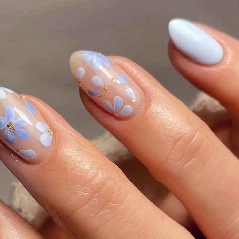 Nails By DanielleKatie on Instagram: "I’m here for all the floral nail art 🙌🏻🌸🩵  @theprogeluk Wave, Tide & Sophia 🩵  @nailstampingqueenuk gold leaf ✨  Use my BA code DAN10 for a discount on your orders at checkout 🩵  Inspo: @cg.nailsvd 🩵  #springnails #springnailart #nailart #nailartaddict #theprogeluk #nailstampingqueenuk #pastelnails #seasonalnails #floralnails #floralnailart #flowernails #abstractnailart #prettynails #nailsonfleek #nailsonpoint #showscratch #nailitdaily #nailinspiration #nailideas #nailinspo #simplenails #simplenailart #bluenails💙 #bluenails #shinynails #healthynails #naillove #nailsofinstagram #nailobsession #nailworld" Short Oval Nails, Floral Nail Designs, Cute Spring Nails, Summery Nails, Blue Nail, Nails Polish, Spring Nail Art, Nagel Inspo, Oval Nails