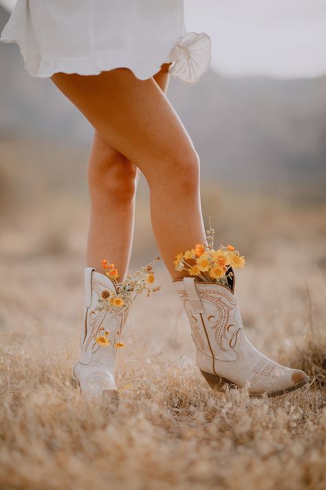 Country Style Photography, Cowgirl Boot Photography, Cowgirl Boots With Flowers In Them, Cowgirl Photoshoot Aesthetic, Asthetic Cowgirl Boots Picture, Western Boot Photography, Aesthetic Cowgirl Pictures, Trendy Photo Ideas, Western Boho Pictures