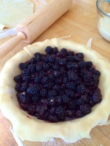 Homestead Revival: Blackberry Pie! Oh, My! Black Raspberry Pie, Blueberry Cream Pies, Blackberry Crumble, Blackberry Pie, Blackberry Recipes, Blueberry Pie Filling, Raspberry Pie, Homemade Vanilla Ice Cream, Pie Crumble