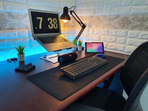 Minimalist budget laptop setup Laptop Gaming Setup Minimalist, Laptop Setup Ideas Minimalist, Minimalist Laptop Setup, Gaming Laptop Setup Ideas, Small Bedroom Desk Setup, Desk Laptop Setup, Laptop Setup Work Spaces, Budget Desk Setup, Laptop Desktop Setup