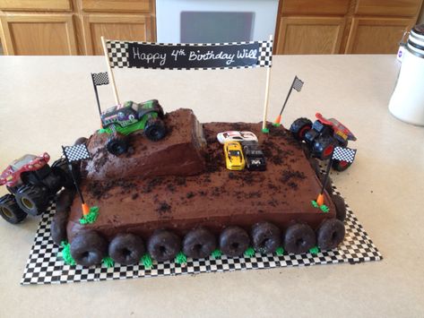 Monster truck cake                                                                                                                                                     More Monster Jam Birthday Cake, Monster Truck Theme Birthday Party, Monster Jam Cake, Bolo Blaze, Monster Truck Birthday Party Ideas, Festa Monster Truck, Truck Birthday Party Ideas, Monster Truck Birthday Cake, Monster Jam Birthday Party