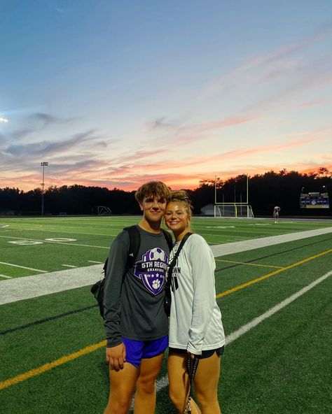 Soccer szn has begun ❤️ Soccer And Cheerleader Couple, Soccer Couple Aesthetic, Soccer Gf, Soccer Relationships, Soccer Bf, Soccer Girlfriend, Soccer Couples, Soccer Boyfriend, Couple Stuff