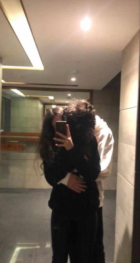 💕💕💕💕 Mirror Pics With Boyfriend No Face, Cute No Face Couple Photos, Couple Mirror Selfie Ideas, Goofy Couples, Boyfriend Ideas, Wanna Recreate, Relationship Things, Soft Launch, Clever Captions For Instagram