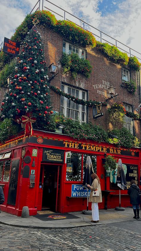 Ireland In Christmas, Dublin Instagram Story, Ireland Core, Dublin Wallpaper, Dublin Winter, Dublin Ireland Aesthetic, Dublin Temple Bar, Dublin Photography, Dublin Christmas