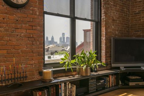 low shelving under window with tv in corner Tv Under Window, Shelves Under Window, Living Room Corner Tv, Tv In Corner, Tv Window, Low Shelving, Tv Shelves, Loft Ideas, Tv Shelf