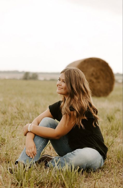 Senior Pictures On Hay Bales, Pasture Picture Ideas, Senior Picture Ideas 2024, Pasture Photoshoot, Senior Photos Country, Senior Picture Ideas Western, Western Senior Pictures Outfit, Western Poses, Western Senior Picture Ideas