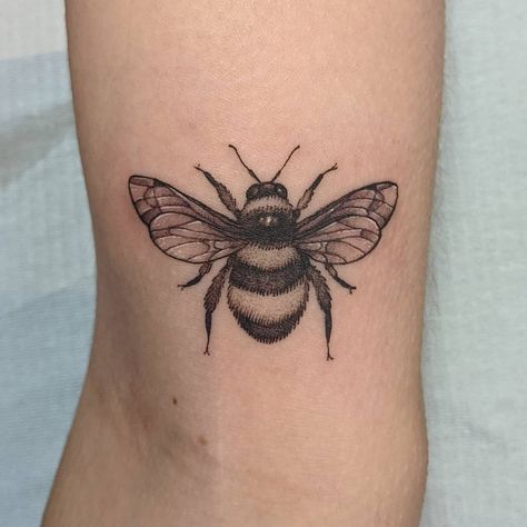 Bee Tattoo On Elbow, Bee Tattoo Collar Bone, Bee Tattoo Back Of Arm, Carpenter Bee Tattoo, Bee Tattoo Realistic, Bee Tattoo Black And White, Bumble Bee Tattoo Design, Realistic Bee Tattoo, Bee Tattoos For Women