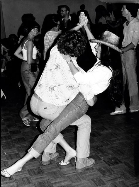 Cher and Howard Himelstein at Studio 54 circa 1977 in New York City. Studio 54 Photos, Hibiscus Image, New York In March, Betty Ford, Mikhail Baryshnikov, Vintage Disco, Liza Minnelli, Disco Fever, Disco Era