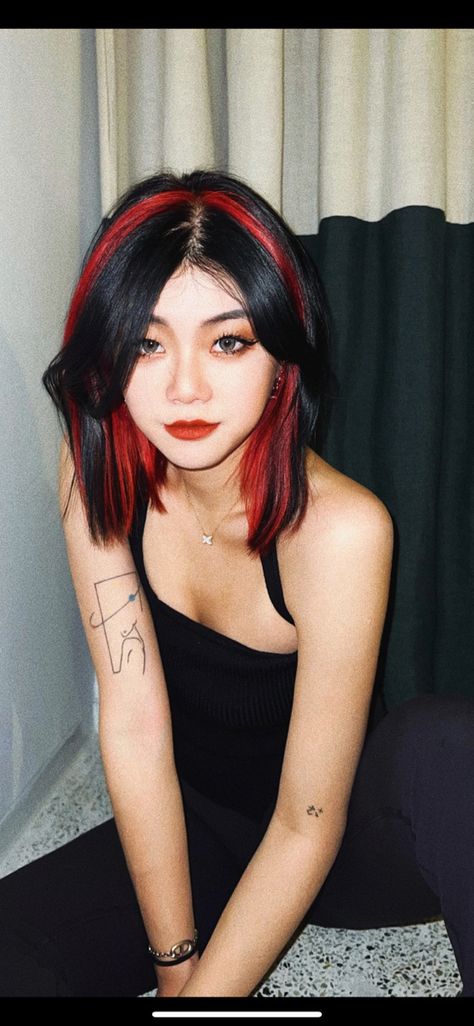 Burgundy Color Block Hair, Medium Length Alternative Hair, Alternative Dyed Hair, Red Skunk Hair, Black Hair Highlights Ideas, Bisexual Hair, Two Color Hair Dye Ideas, Two Color Hair, Half Dyed Hair