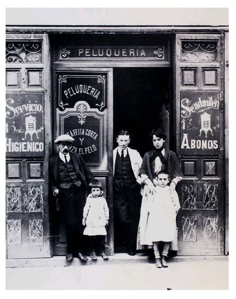 La pequeña burguesía.Constituida por pequeños comerciantes, artesanos, funcionarios de nivel medio-bajo, empleados diversos. Imitaba las formas de vida de la burguesía alta y media. En realidad se encontraba a un paso de la proletarización. Buena parte de los problemas que aquejaron a este colectivo coincidían con los de los trabajadores. Junto a ellos intervinieron en protestas, demandas y reivindicaciones comunes, como ocurrió durante la Revolución de 1848 peluqueria-monares_1914 New York Architecture, Barcelona City, Online Logo Design, Madrid Spain, Bilbao, Logo Design Inspiration, Historical Photos, Malaga, Old Pictures