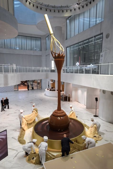 World's Largest Chocolate Fountain Opens at Lindt Shop in Switzerland Chocolate Store Design, Vitrine Design, Chocolate Stores, Chocolate Work, Chocolate Fountain, Big Chocolate, Famous Chocolate, Lindt Chocolate, Exhibition Stall