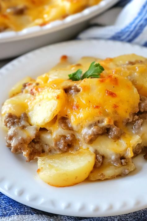 Cheesy Hamburger Potato Casserole Beef Potato Casserole, Hamburger Potato Soup, Cheese Potato Casserole, Hamburger Potato Casserole, Meat And Potatoes Recipes, Hamburger And Potatoes, Hamburger Casseroles Recipes, Pecan Cheesecake, Ground Beef And Potatoes