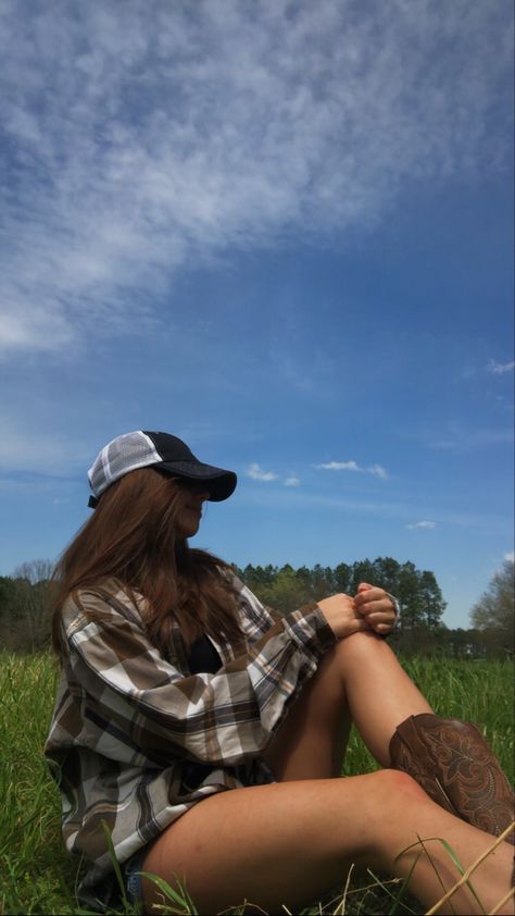 Brunette Country Girl, Southern Girl Aesthetic, Farm Girl Aesthetic, Brunette Cowgirl, Playlist Pics, Country Core, Country Girl Aesthetic, Eminem Poster, Southern Aesthetic