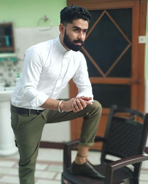 White shirt and olive green trouser. Olive Green And Pink Outfit, Pink Outfit For Men, Green Chino Outfit Men, Olive Green Pants Men, Olive Jeans Outfit, Green And Pink Outfit, Orange Shirt Outfit, Sports Jacket Outfit, Men White Shirt