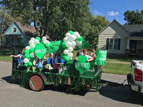 Top US lifestyle blogger, Sengerson, features her Inexpensive Parade Float Ideas to decorate your own float. Click here now for all the info!! Girl Scout Parade Float Ideas, Parade Decorating Ideas, Diy Parade Float, Parade Float Diy, Parade Float Ideas, Parade Float Decorations, Christmas Parade Floats, Homecoming Floats, Harvest Festivals