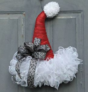 Santa Hat Wreath Santa Hat Wreath, Diy Santa Hat, Belt Ribbon, Dekoratívne Vence, Santa Belt, Hat Wreath, Faux Christmas Trees, Christmas Front Door, Diy Santa