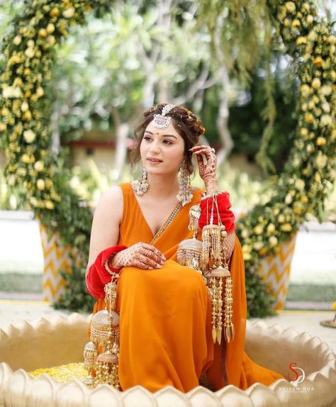 Bride In Saree, Saree For Haldi, Chooda Ceremony, Haldi Outfits For Bride, Haldi Look For Bride, Haldi Outfit For Bride, Haldi Ceremony Outfit, Haldi Dress, Haldi Outfits