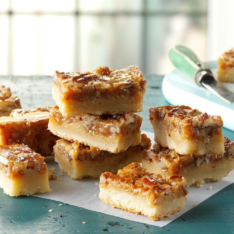 Pecan Pie Bars Pecan Squares, Pie Squares, Pecan Pie Bars Recipe, Rich Rich, Pie Bar Recipes, Pecan Bars, Square Recipes, Pecan Pie Bars, Pie Bars