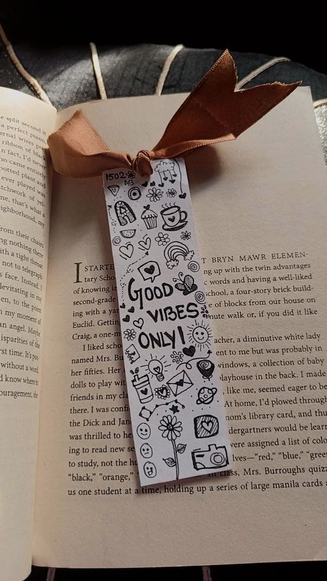 Doodle Art On Bookmark, Book Marks Aesthetic Easy, Bookmark For School, Asethic Bookmarks, Bookmark Aesthetic Ideas, Book Marks Drawing Ideas, Cute Easy Bookmarks, Cute Anime Bookmarks, Homade Book Marks