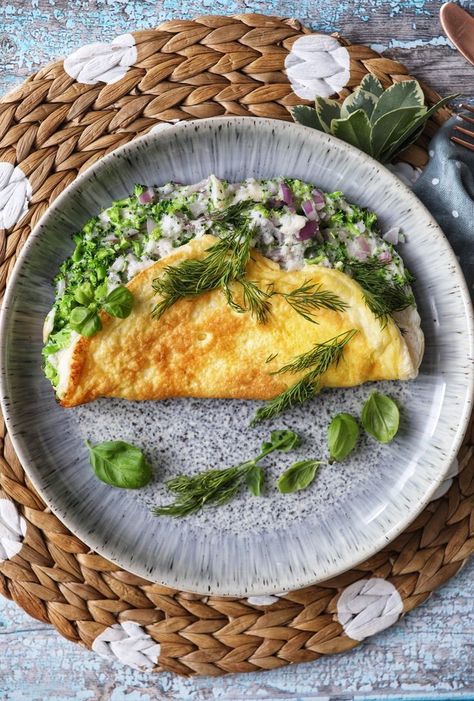 Omelette Recipe, Fresh Broccoli, Läcker Mat, Healthy Veggies, White Cheddar, Idee Pasto Sano, Omelet, Healthy Salads, Egg Recipes