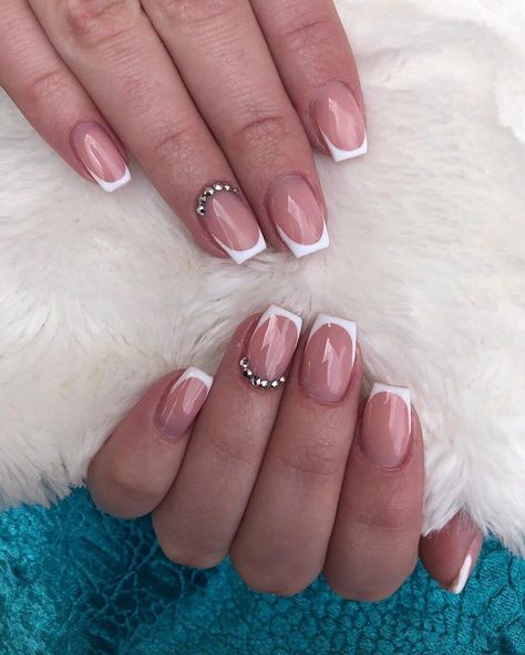 25 classy Rhinestone nails - Just another WordPress site Short Acrylic Nails With Diamonds, Acrylic Nails With Diamonds, Multicoloured Nails, Nails Gems, Red Tip Nails, Gem Nail Designs, Short French Tip, Short Pink Nails, Short French Tip Nails