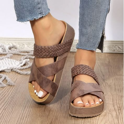 Fashion Sandals Flat, Woven Shoes, Sandals Flat, Boho Chic Outfits, Fashion Sandals, Women Sandals, Strap Design, Beach Sandals, Crazy Shoes