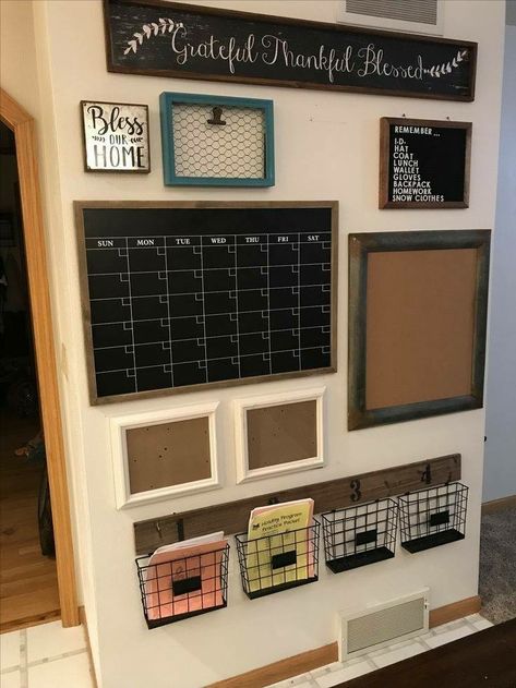 Love this! Farmhouse Office Decor Ideas, Små Rum Lidt Plads, Farmhouse Office Decor, Home Command Center, Farmhouse Office, Family Command Center, Office Decor Ideas, Modern Rustic Homes, Diy Casa