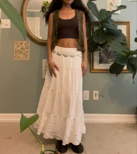 Long Flowy Skirt Outfit Winter, Coachella Skirt Outfit, Long White Skirt Festival Outfit, White Fairy Skirt Outfit, White Flowy Skirt Outfit Summer, Hippie Maxi Skirt, White Flowy Maxi Skirt Outfit, White Fairy Skirt, White Skirt Outfit Long