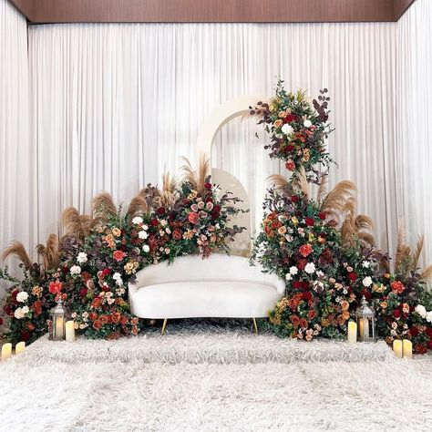 Wedding Photo Spot Ideas, Moodboard Wedding Decoration, Wedding Dais Pelamin, Pelamin Klasik Tradisional Melayu, Classic Malay Wedding Theme, Malay Wedding Pelamin Rustic, Simple Pelamin, Pelamin Klasik, Simple Wedding Backdrop